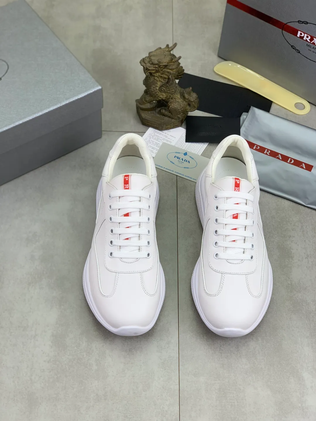 Men's Men's Shoes 💰P520 💰【New Style】 The latest model of high-quality PRADA classic men's shoes has been launched on the official website with a 1:1 replica, synchronized in Hong Kong counters, and on the same catwalk; all made of calfskin ➕Imported cowhide lining, 🍡🍡rubber The original outsole is 1:1 non-slip and wear-resistant; comfortable to wear, attractive in style, fine in workmanship, and equipped with a simple and neat shoe last, showing a man's boldness and toughness, 👍size 38 to 44 (45 can be customized) black White color🉑️choose